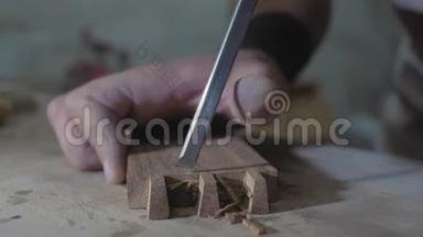 特写，<strong>木工用</strong>凿子在木部上做燕尾，在工作台上.. 木匠加工橡木毛坯。 4k. 4k